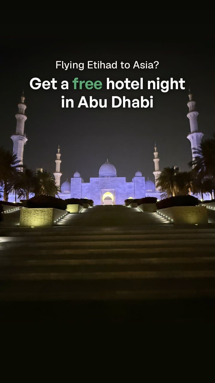 Titelbild des Reels: Sheikh Zayed Grand Mosque bei Nacht, darüber «Flying Etihad to Asia? Get a free hotel night in Abu Dhabi»