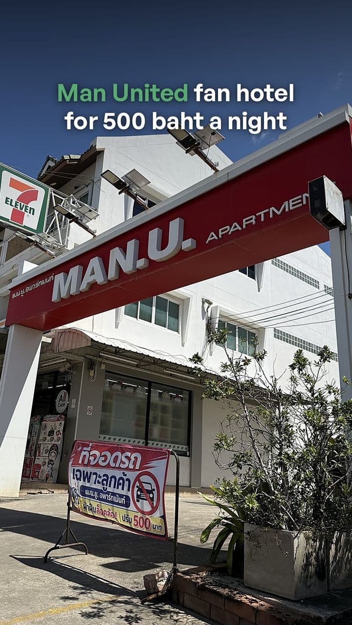 Titelbild des Reels: Front des MAN.U. Apartment mit rotem Schild und 7-Eleven daneben, darüber «Man United fan hotel for 500 baht a night»